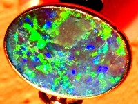 ein geschliffener, gefasster Opal
